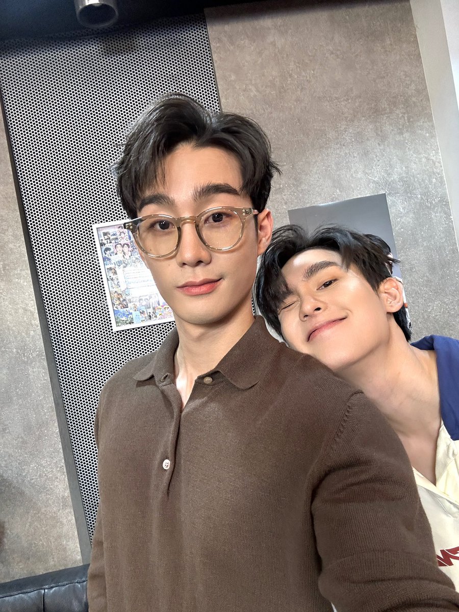 มีคนคอยโอบไหล่ แถมมีไหล่ให้อิงอีก อิจฉาน้องบุ๊ค