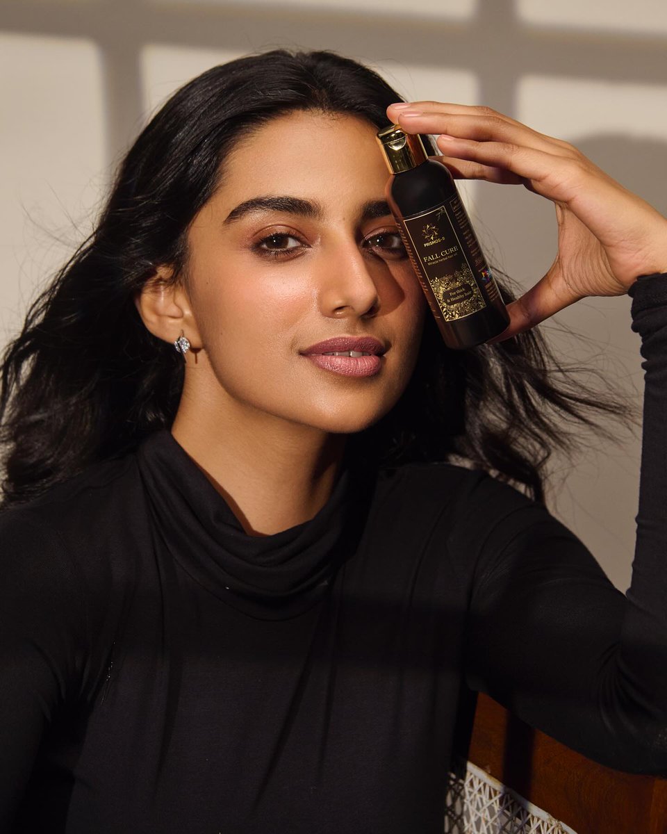 stargallery2020's tweet photo. Good Night Friends 💥💥💥
#MeenakshiChaudhary 🤩 https://t.co/k2nt3p8ncH