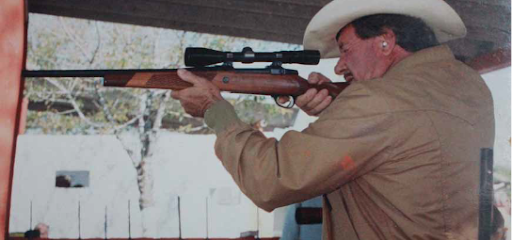 Este 14 de Noviembre se cumplirán 14 años de la muerte de Don Alejo Garza Taméz, el nuevoleonés que enfrentó a los criminales en solitario atrincherado en su rancho de Tamaulipas para impedir se lo quitaran. Antes de morir acribillado logró matar a 4 y dejar 2 heridos.

Mataron a