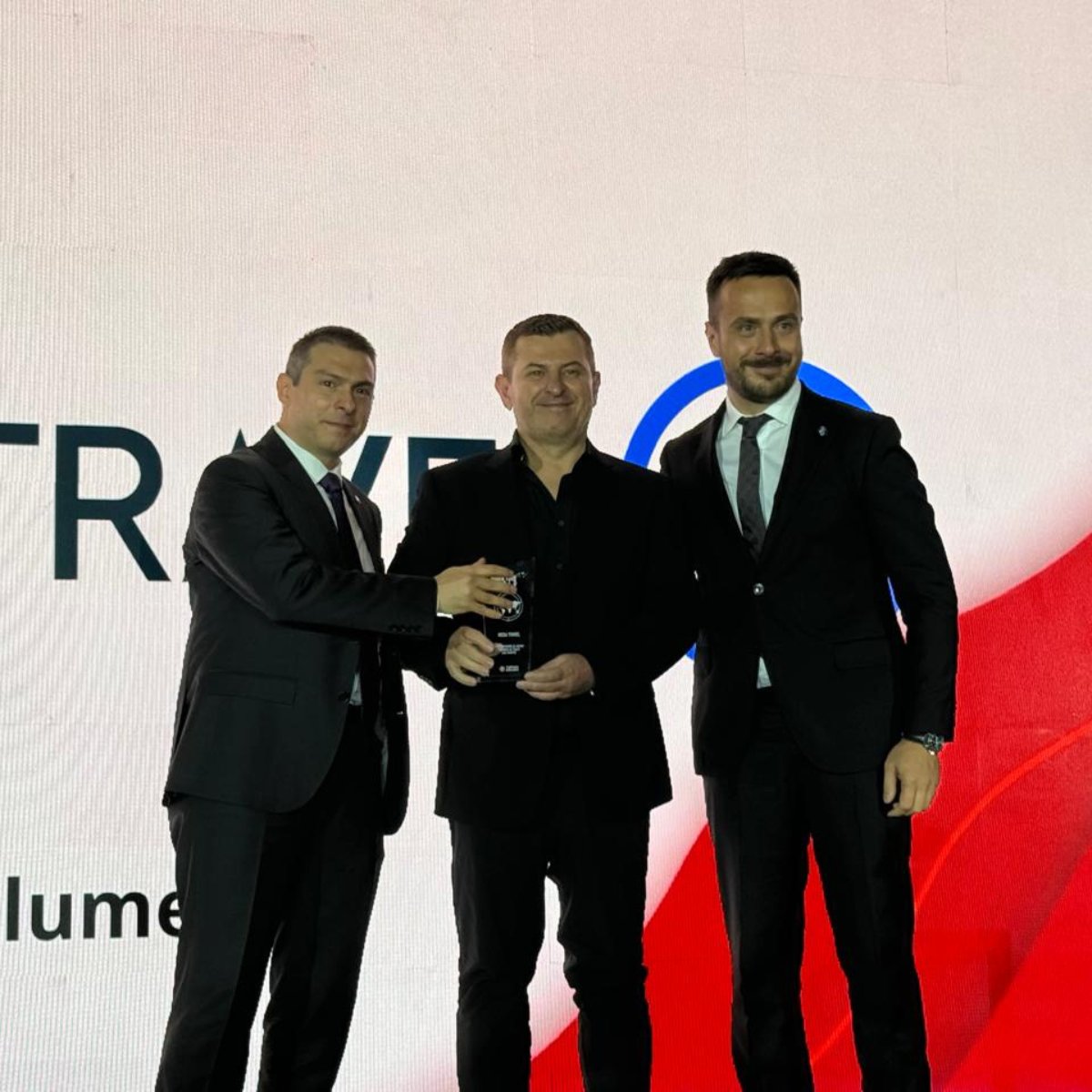 MegaTravel_MX's tweet photo. 🌍✨ ¡Nos sentimos profundamente honrados de recibir el reconocimiento de #Turkish#Airlines como el mejor operador en todo el mundo! Este hito refleja el esfuerzo y la dedicación de cada uno de nuestros agentes de viaje, quienes han sido pilares fundamentales para acercar a miles de mexicanos a la magia de #Turquía y #Medio #Oriente. ✈️🇹🇷
Gracias a todos los agentes por su compromiso y pasión por llevar cada experiencia más allá de un viaje. Este logro es de todos ustedes y marca un paso extraordinario en nuestra misión de hacer del mundo un lugar accesible para todos. ¡Vamos por mucho más juntos! 🚀

#MegaTravel #1MundodePosibilidades