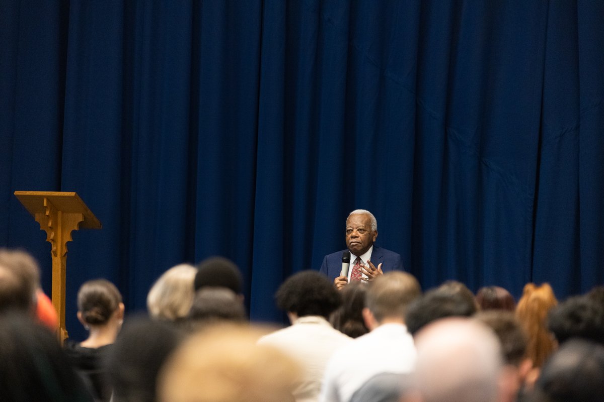 RoehamptonUni's tweet photo. It was an honour to welcome Sir Trevor McDonald
@SirTrev, a distinguished broadcaster and journalist, to campus for #CareerDevelopmentWeek. ππ€πΊ
Sir Trevor delivered a talk to our students on his career and tips for the industry, followed by a Q&A session. https://t.co/s7nHfH6bQp