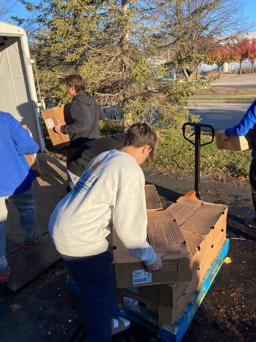 montwildcats's tweet photo. It was an early morning for these #matcats! Montague Foods needed some man power to help loading an usually large load for delivery today. Our wrestling team stepped up and assisted our community in loading in record time. #betrueblue #letsgocats #wildcatpride https://t.co/tKNi8CJLPV