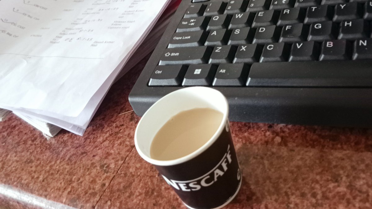 आ जाओ मित्रों साथ मिलकर शाम वाली चाय पीते हैं
 चाय का शौकीन आदमी 
       ,!!  चाय वाला इश्क!!