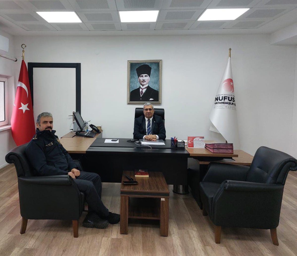 İl Emniyet Müdürümüz Sn.Tacettin ÇELEBİ, İl Müdürümüz Sn.Müslüm TURGUT'u ziyaret etmişlerdir.

Nazik ziyaretinden dolayı kendilerine teşekkür ederiz.

<a href="/valiserdengecti/">Mehmet Fatih Serdengeçti</a>
<a href="/itasyapan/">İbrahim Taşyapan</a>
<a href="/TCNufus/">Nüfus ve Vatandaşlık İşleri Genel Müdürlüğü</a>
<a href="/tacettinc_08/">Tacettin ÇELEBİ</a>
<a href="/turgutmuslum02/">Müslüm TURGUT</a>
