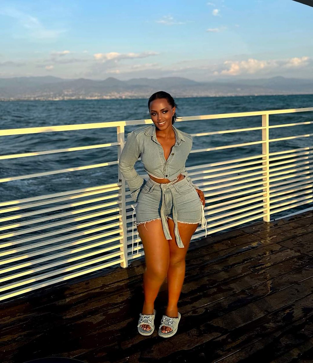 Here's one girl that can make even a Bishop pocket - <a href="/gloria_bugie/">GLORIA BUGIE</a> <a href="/GloriaBugie/">GloriaBuggieOfficial</a>.