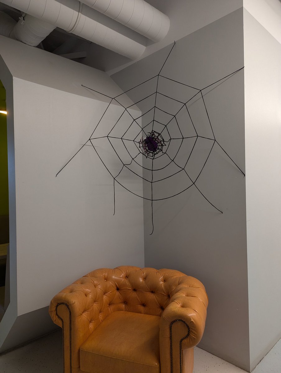 Хэллуин прошел, но коллеги попросили не снимать Жорика. Ну что ж, Жорик теперь живёт с нами. А я свяжу ему шапочку и шарфик к новому году