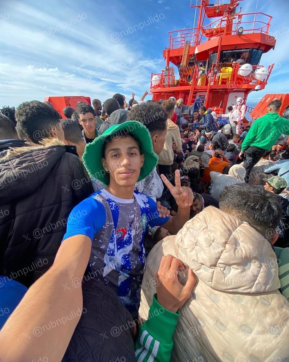 rubnpulido's tweet photo. En sólo una semana han partido 40 pateras desde costas de Tan-Tan (#Marruecos) que han acabado en #Lanzarote (38) y #Fuerteventura (2). Más de 2.000 inmigrantes ilegales desde que comenzó noviembre. ¿Lo veis en algún medio? Hasta 6 barcos de #Salvamento se han visto implicados.

Y así lo celebran en los grupos donde interactúan los recién llegados y los traficantes que dan testimonio de cómo funcionan sus servicios a la perfección gracias a la inestimable ayuda de una entidad pública dependiente del Gobierno.