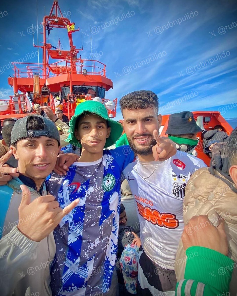 rubnpulido's tweet photo. En sólo una semana han partido 40 pateras desde costas de Tan-Tan (#Marruecos) que han acabado en #Lanzarote (38) y #Fuerteventura (2). Más de 2.000 inmigrantes ilegales desde que comenzó noviembre. ¿Lo veis en algún medio? Hasta 6 barcos de #Salvamento se han visto implicados.

Y así lo celebran en los grupos donde interactúan los recién llegados y los traficantes que dan testimonio de cómo funcionan sus servicios a la perfección gracias a la inestimable ayuda de una entidad pública dependiente del Gobierno.