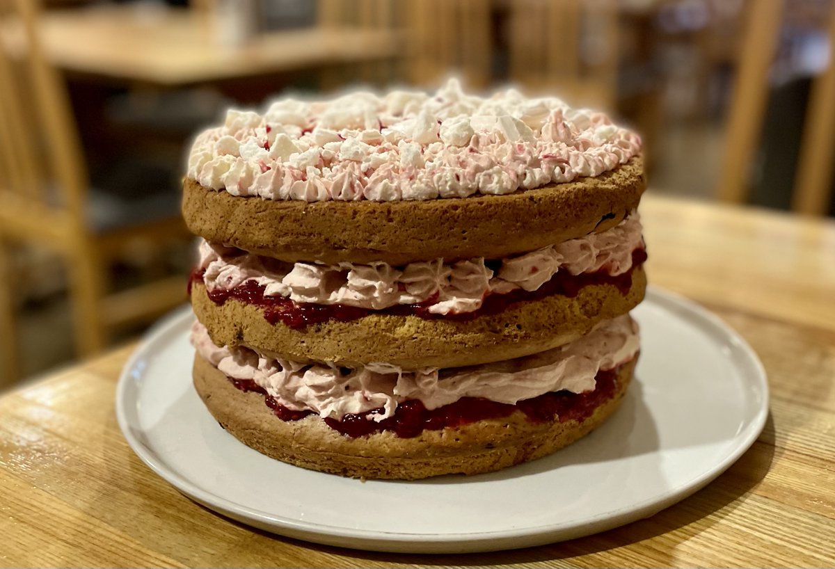 habit_wales's tweet photo. RASPBERRY PAVLOVA CAKE.
Freshly baked this morning. On its way to the cake table right now. π
#llandudnowales #llandudno #mostynstreet #conwy #habitwales #northwales #northwalescoast #northwalestagram https://t.co/jZuCrs8sV1