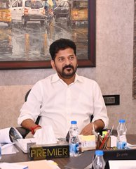 airnews_hyd's tweet image. మూసీ పునరుజ్జీవ సంకల్పంలో భాగంగా యాదాద్రి భువనగిరి జిల్లా సంగెం నుంచి భీమ లింగం వరకు రెండున్నర కిలోమీటర్ల మేర ముఖ్యమంత్రి @revanth_anumula ఈ రోజు పాదయాత్ర చేశారు. అనంతరం రైతులను ఉద్దేశించి ప్రసంగిస్తున్నారు. #MusiRiverfrontDevelopment #RevanthReddy #TelanganaPrajaPrabhutwam
