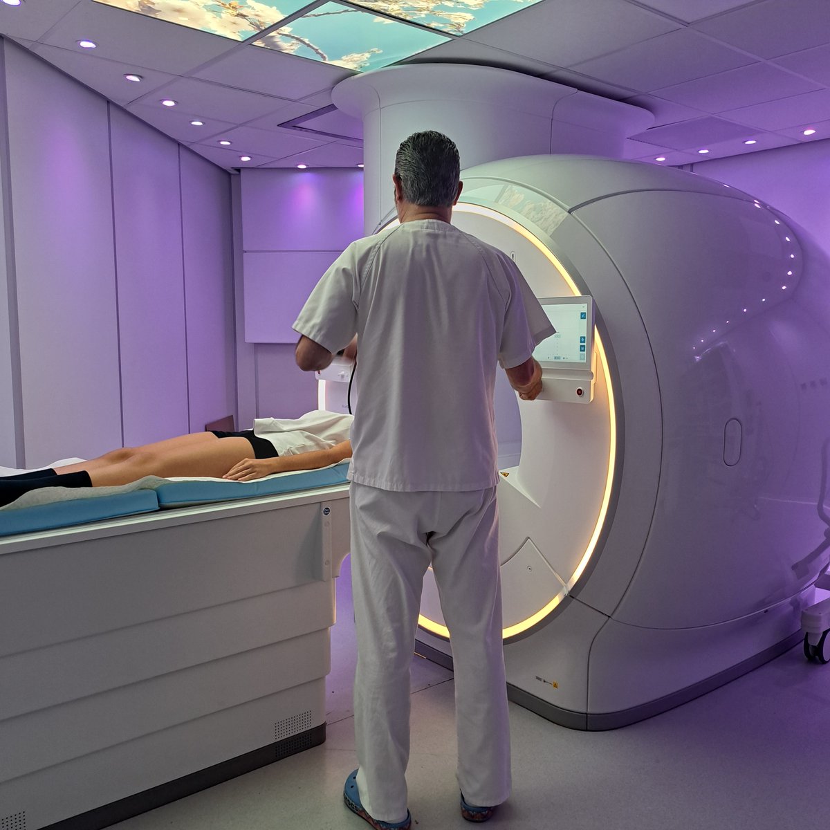 HUniv_Poniente's tweet photo. Hoy es el Día Mundial de la Radiología y aprovechamos  para  reconocer el extraordinario trabajo que lleva a cabo el equipo humano de la Unidad de Radiodiagnóstico del #HUnivPoniente, fundamental para el diagnóstico del paciente
#SomosPoniente 
@saludand @AlmeriaJunta @peacro https://t.co/SX60ANeyjT