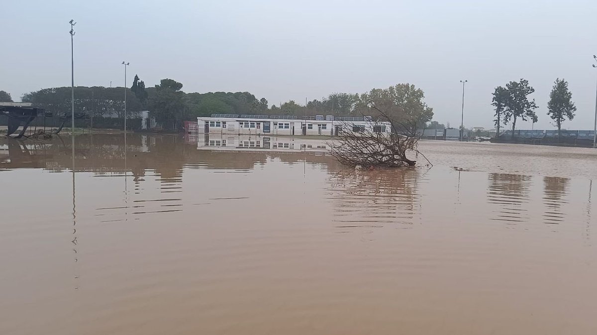 Si eres mayor de 16 años, y juegas al rugby, <a href="/CAMPOVALrugby/">CAMPOVAL</a> Necesita tu ayuda.
¿Cuándo? Sábado y domingo desde las 9h
Objetivo: Quitar lodo del campo de rugby
Herramientas y necesidades
Pala, Legón, carretilla y capazo
Comida y bebida para los que ayuden