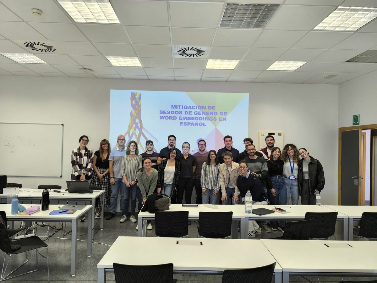 🔝 Interesante charla de Aitana Morote sobre "Mitigación de sesgos de género de word embeddings en español". Se habló de cómo las técnicas para reducir sesgos en inglés no siempre funcionan en otros idiomas y en español pueden afectar la expresión del género gramatical. #IA #NLP