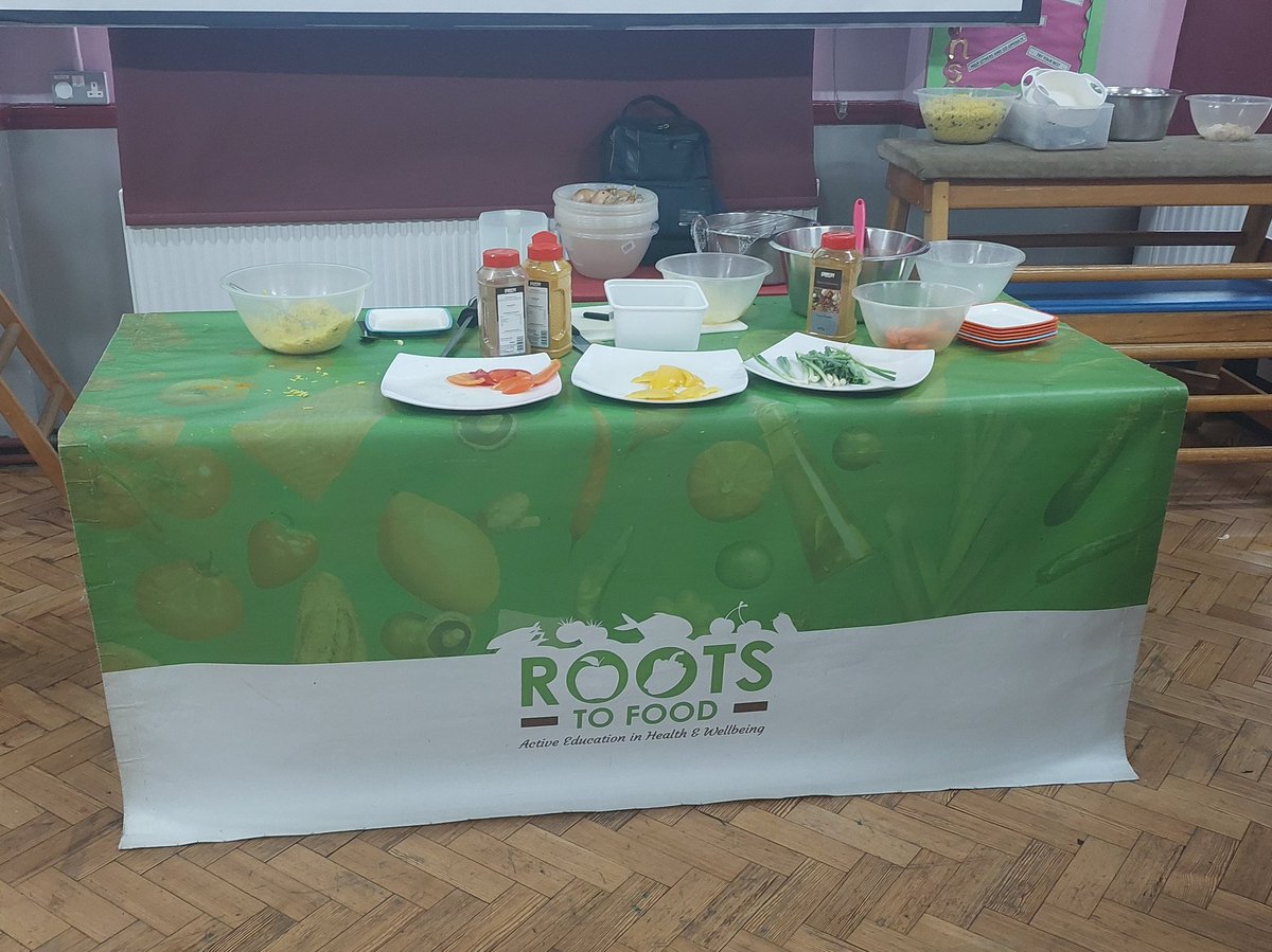 Roots to Food are working with our year 3 children (chefs) today. 
The children are learning about where our food comes from as well as creating a delicious meal.<a href="/lbbdcouncil/">Barking and Dagenham Council</a> <a href="/Rootstofood/">Darren Tinkler</a> <a href="/healthyschools_/">Healthy Schools</a>
