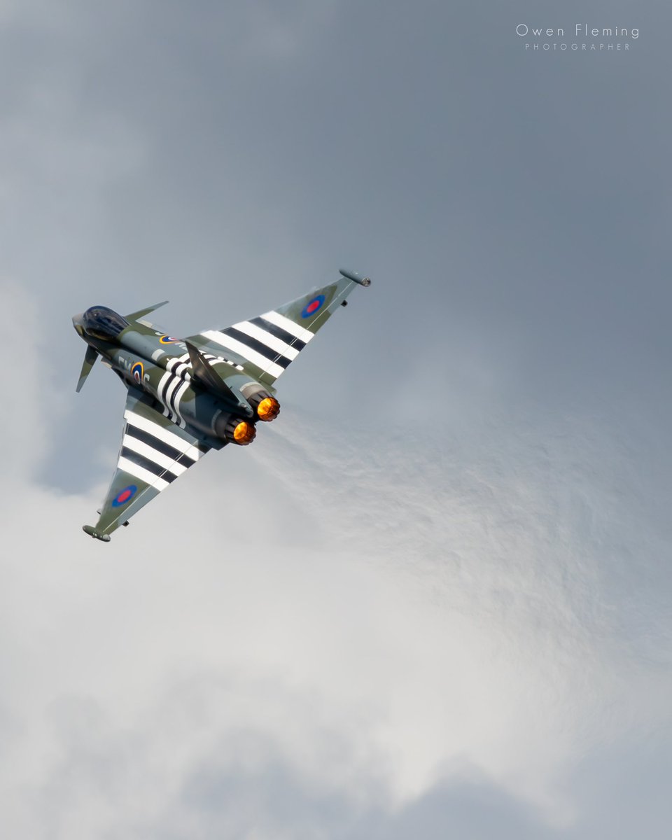 Owenfleming01's tweet photo. Moggy ZJ913 In the Hands Of Turbo Accelerating Away From The Crowd With Reheat Engaged👌💨
@RAFTyphoonTeam | @airtattoo | @TyphoonDisplay
#typhoondisplayteam #RIAT2024 #phoonfriday #Typhoon #Canonphotography #Photographer #Canon #aviatongeeks https://t.co/uPAsleMyPQ