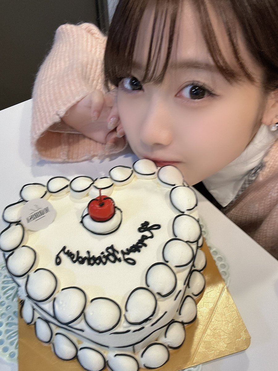 kurusurindesu's tweet photo. 改めて24歳になりました！！沢山お祝いありがとうございました！
このあとケーキ運んだらひっくり返しちゃった、、

危なっかしいわたしですが、皆さんにこれ以上心配をかけぬよう24歳はしっかり安全に過ごせるよう頑張ります！

いつもありがとう！！ https://t.co/FFYCyLDRBX