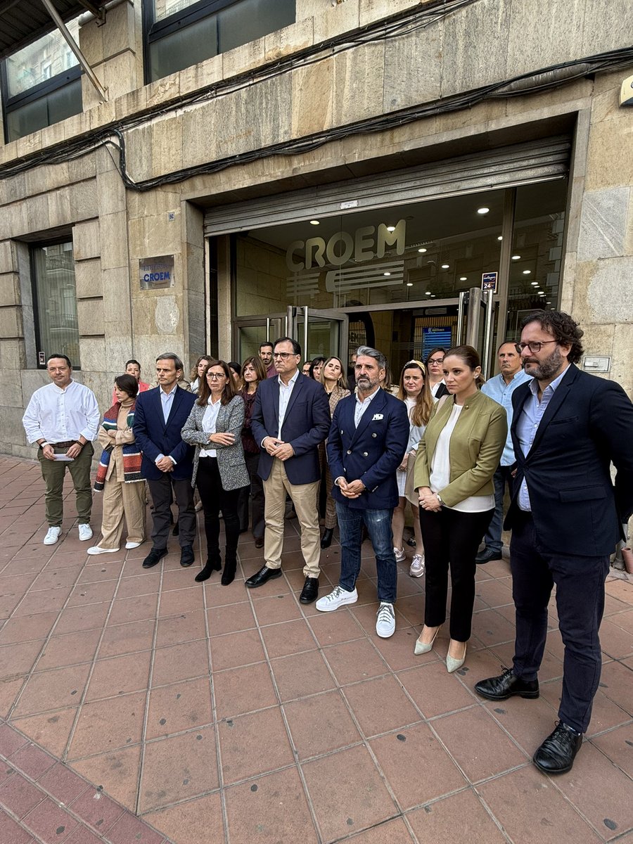 croemurcia's tweet photo. El tejido empresarial de la Región de Murcia mostramos nuestra solidaridad con los afectados por la #DANA. 
Hemos salido a la calle en un acto de apoyo organizado por todos los agentes sociales en cada territorio del país.
#Empresasqueayudan #EmpresasconValencia https://t.co/3BeFLDIMxK