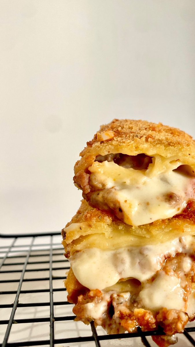bobbateas's tweet photo. Dikarenakan gue males jualan!! Sini aku spill resep risoles bolognese with truffle cheese sauce 😙🌸

Aku spill mulai dari buat saos bolognese sampai ke baluran risol rahasia ku🙌 https://t.co/1Svw9e3usZ