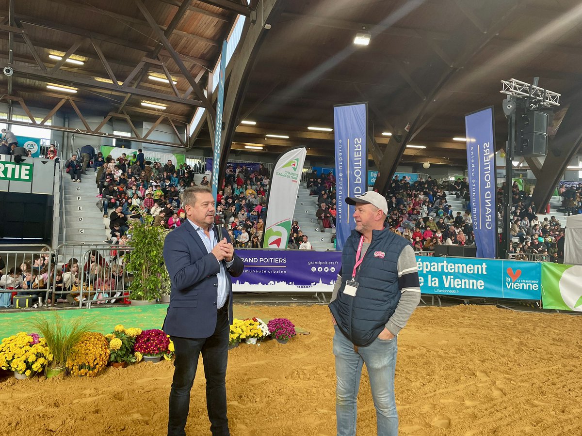 departement86's tweet photo. đ©âđŸ | Visite dâ@AlainPichon86 Ă La Ferme sâinvite et rencontres avec les enfants et seniors au Parc des Expos Ă #Poitiers !
FĂ©licitations aux 2ïžâŁ Ă©coles qui ont remportĂ© une visite de la ferme « Les Petits Partenais » Ă #Archigny et de lâhuilerie Lidon Ă #Chauvigny đ https://t.co/ArgTpzPKtd