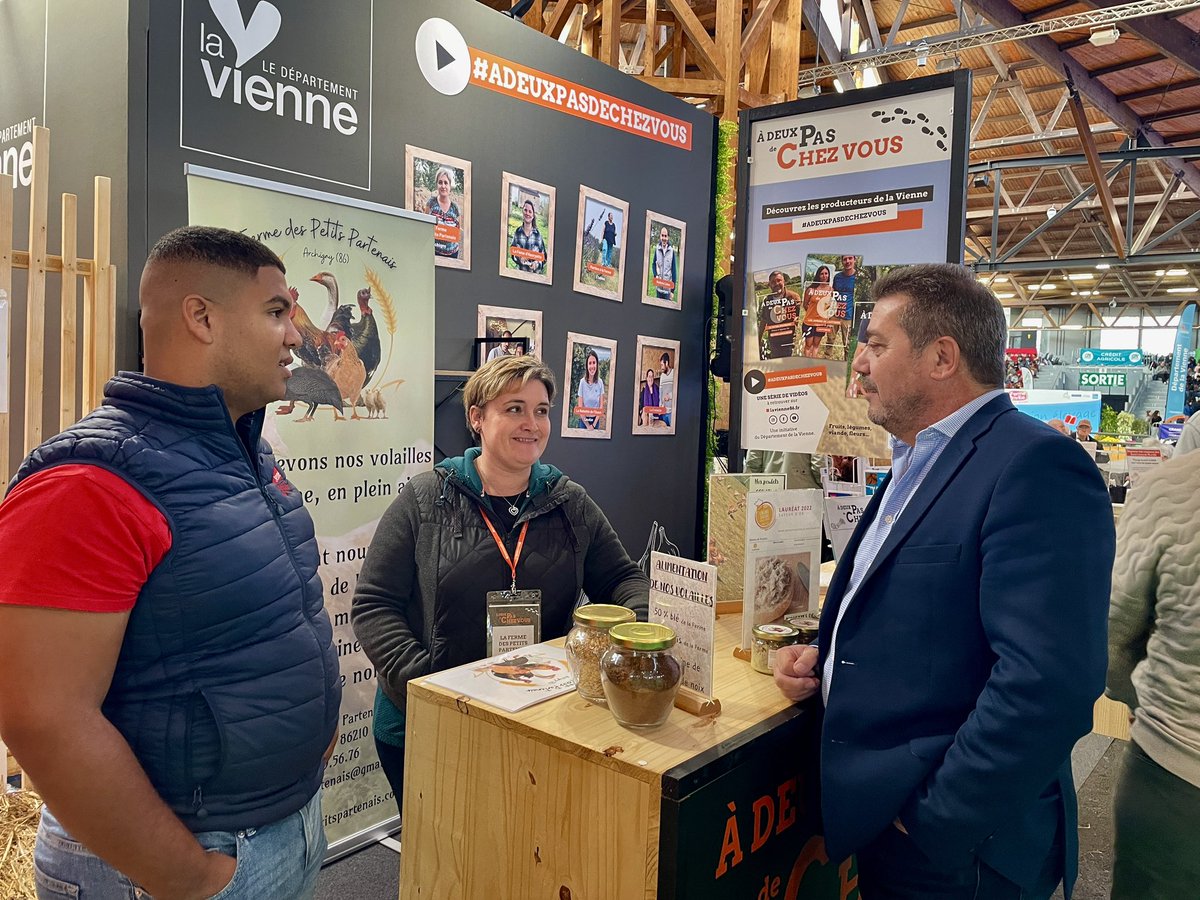 departement86's tweet photo. đ©âđŸ | Visite dâ@AlainPichon86 Ă La Ferme sâinvite et rencontres avec les enfants et seniors au Parc des Expos Ă #Poitiers !
FĂ©licitations aux 2ïžâŁ Ă©coles qui ont remportĂ© une visite de la ferme « Les Petits Partenais » Ă #Archigny et de lâhuilerie Lidon Ă #Chauvigny đ https://t.co/ArgTpzPKtd