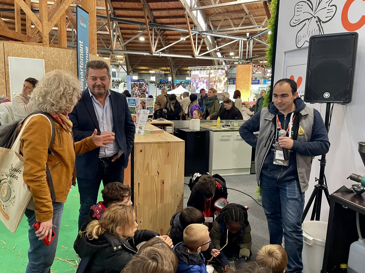 departement86's tweet photo. đ©âđŸ | Visite dâ@AlainPichon86 Ă La Ferme sâinvite et rencontres avec les enfants et seniors au Parc des Expos Ă #Poitiers !
FĂ©licitations aux 2ïžâŁ Ă©coles qui ont remportĂ© une visite de la ferme « Les Petits Partenais » Ă #Archigny et de lâhuilerie Lidon Ă #Chauvigny đ https://t.co/ArgTpzPKtd