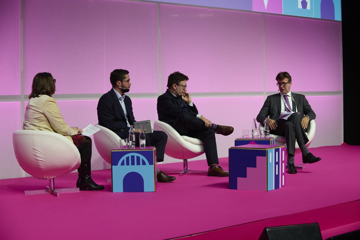 "We are committed to building a European community where Ukrainian towns, cities and regions are vital and valued partners." 🇺🇦 
—President <a href="/albertcaste/">Albert Castellanos</a>

@smartcityexpo, AER's Ukrainian members learned about initiatives for a smart recovery from <a href="/EIB/">European Investment Bank</a>, <a href="/EU_Commission/">European Commission</a> &amp; <a href="/gmfus/">German Marshall Fund</a>.💡