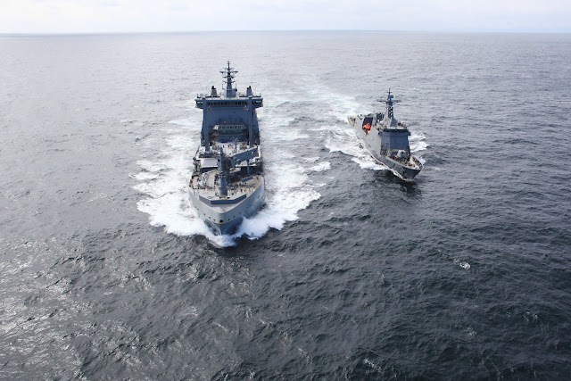 r116440's tweet photo. 🇳🇿 @NZNavy Future #replenishment #oiler HMNZS Aotearoa (A11), conducts replenishment-at-sea (RAS) exercises with 🇵🇭 #Philippines name #frigate of her class, the future BRP 'Jose Rizal' (FF-150) off the coast of South Korea. April 2020 #warship #navy #naval #A11 #FF150 https://t.co/6LtR9OxdAI