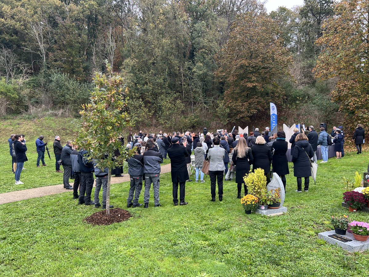 Émouvante cérémonie organisée par <a href="/VilleEvreux/">Ville d'Evreux</a> de dispersion des cendres des défunts de l’ancien hôpital de Navarre.

➡️Une étape importante menée dans le cadre du contournement sud-ouest d’Évreux, dans le respect des défunts et des familles.