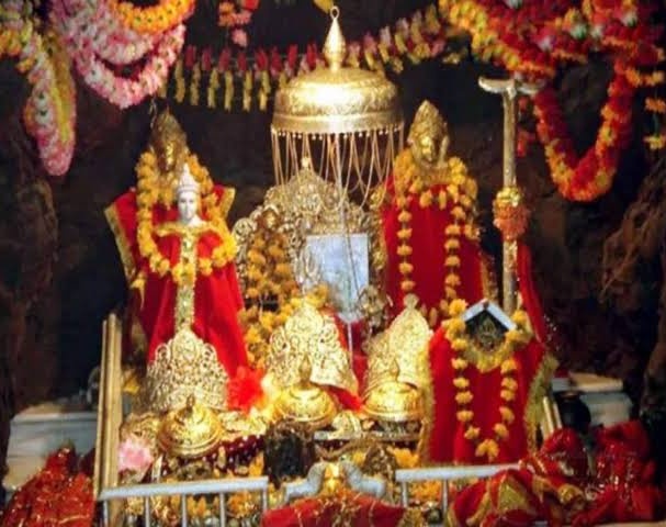 घर बार दिया मुझे माँ ने,बेशुमार दिया मुझे माँ ने
हर बार दिया मुझे माँ ने, जब-जब मैं मांगने जाता
मेरी झोली छोटी पड़ गई रे, इतना दिया मेरी माता
जय मां वैष्णो देवी
जय माता दी 
शुभ संध्या