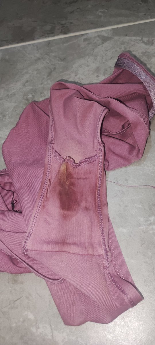 Dısarı çıkmadan önce çıkardığı,ıslak külotu
#salihli evli varsa eşleri koklayabiliriz birlikte.taze taze getiririm.