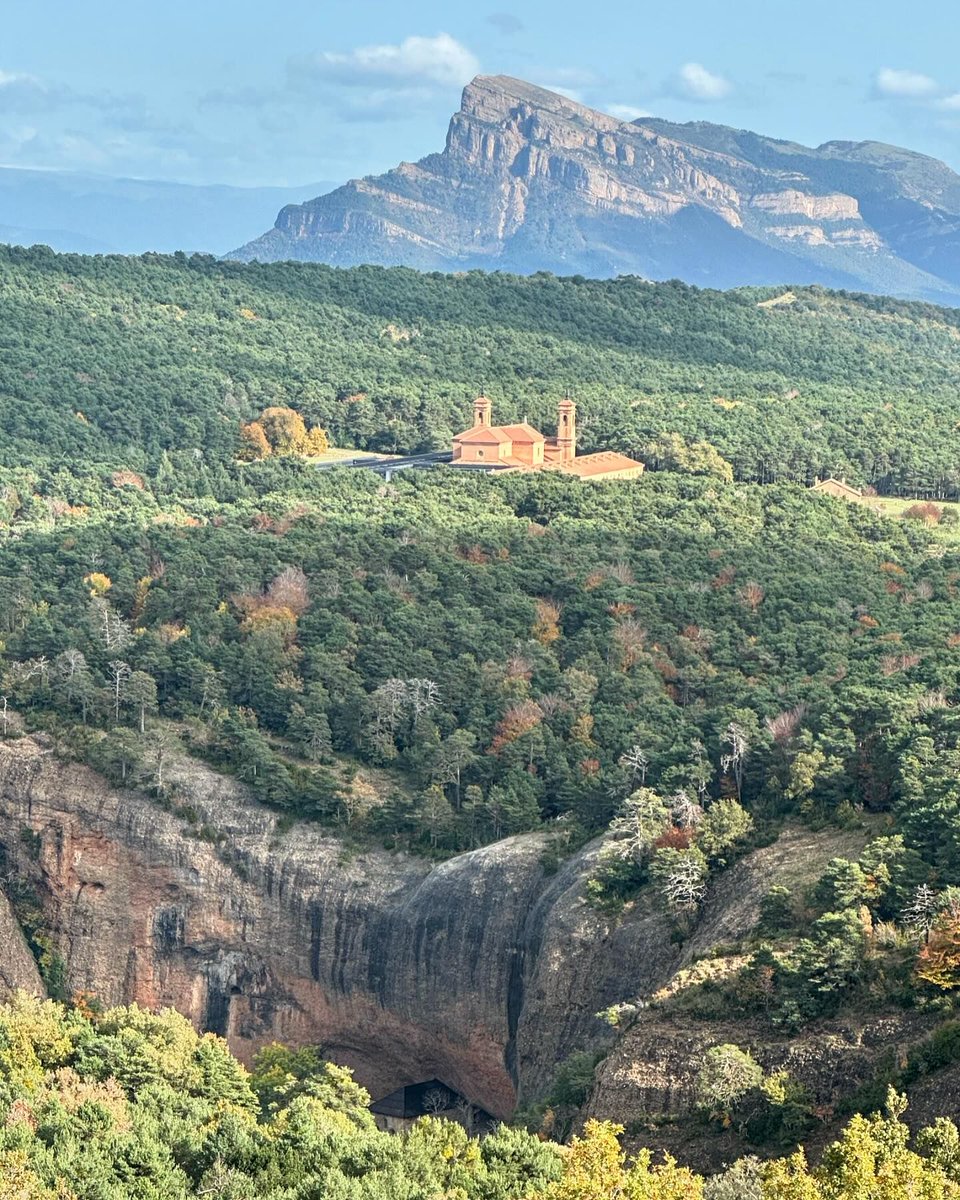 Huesca_LaMagia's tweet photo. San Juan de la Peña, donde historia y naturaleza se fusionan en un entorno único 🍃🏰. Entre el antiguo y el nuevo monasterio, rodeados de bosques, y con la imponente Peña Oroel al fondo 🍂✨

Foto gracias a https://t.co/ctRSY9pdXD https://t.co/0Ve2HhgueT