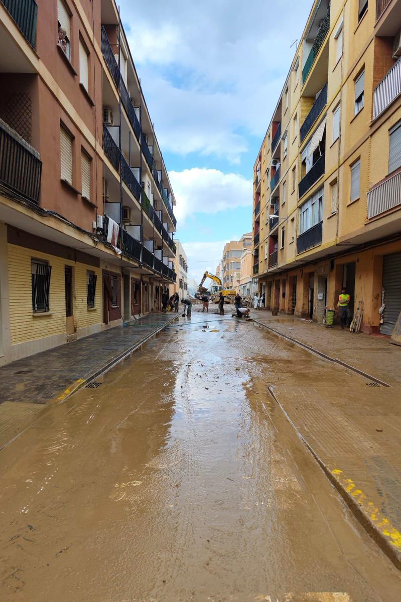 EjercitoAire's tweet photo. El antes y el después de una calle de Paiporta tras 12 horas de trabajo conjunto de ciudadanos, Fuerzas y Cuerpos de Seguridad del Estado y Fuerzas Armadas, entre ellos nuestros aviadores de la Base Aérea de Cuatro Vientos. https://t.co/C65hJrp4R3
