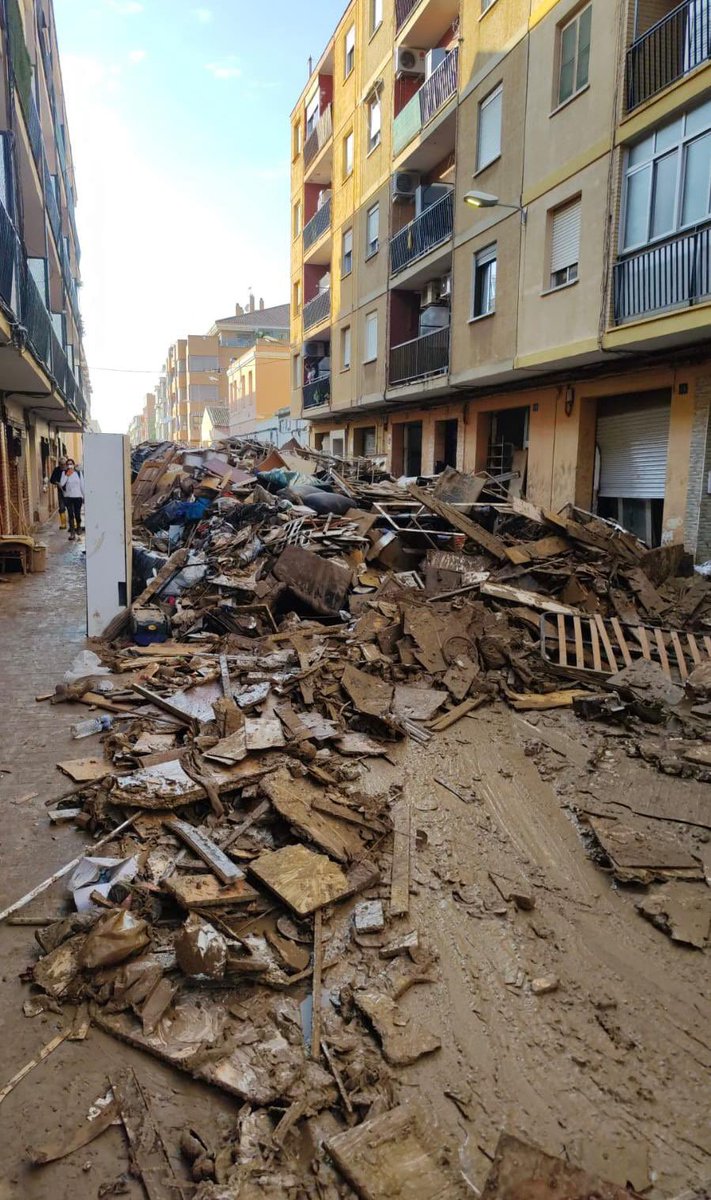 EjercitoAire's tweet photo. El antes y el después de una calle de Paiporta tras 12 horas de trabajo conjunto de ciudadanos, Fuerzas y Cuerpos de Seguridad del Estado y Fuerzas Armadas, entre ellos nuestros aviadores de la Base Aérea de Cuatro Vientos. https://t.co/C65hJrp4R3