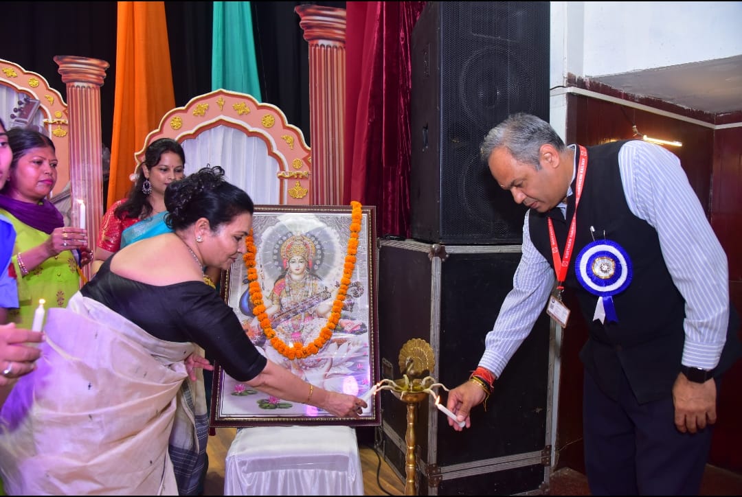 drm_lko's tweet photo. लखनऊ स्थित न्यू ऑडीटोरियम आर.डी.एस.ओ. में ‘अंतरमंडलीय सांस्कृतिक संगीत प्रतियोगिता’ का आयोजन किया जा रहा है I मं०रे०प्र०,श्री एस एम शर्मा , श्री मोहित कपूर, प्रोफेसर,डॉ मीरा दीक्षित, प्रोफेसर, भातखंडे संस्कृति विश्वविद्यालय द्वारा दीप प्रज्वालित कर प्रतियोगिता का शुभारंभ किया गया https://t.co/OL7OTmYp5f