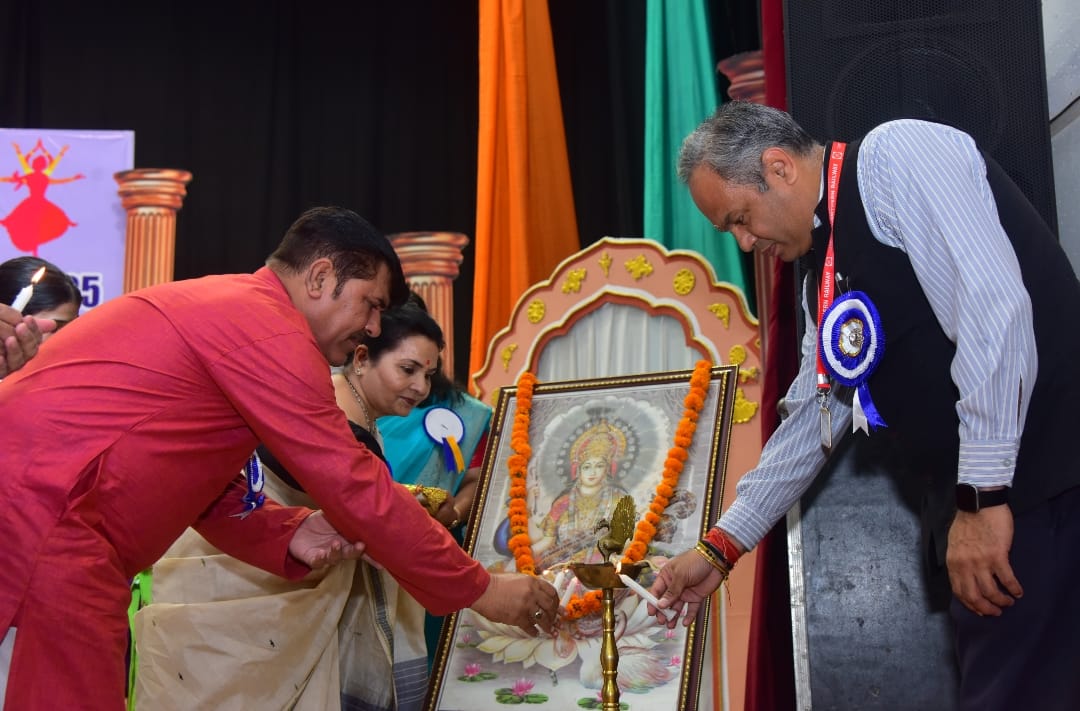 drm_lko's tweet photo. लखनऊ स्थित न्यू ऑडीटोरियम आर.डी.एस.ओ. में ‘अंतरमंडलीय सांस्कृतिक संगीत प्रतियोगिता’ का आयोजन किया जा रहा है I मं०रे०प्र०,श्री एस एम शर्मा , श्री मोहित कपूर, प्रोफेसर,डॉ मीरा दीक्षित, प्रोफेसर, भातखंडे संस्कृति विश्वविद्यालय द्वारा दीप प्रज्वालित कर प्रतियोगिता का शुभारंभ किया गया https://t.co/OL7OTmYp5f