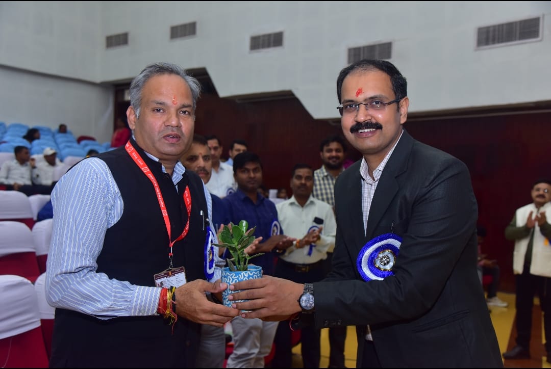 drm_lko's tweet photo. लखनऊ स्थित न्यू ऑडीटोरियम आर.डी.एस.ओ. में ‘अंतरमंडलीय सांस्कृतिक संगीत प्रतियोगिता’ का आयोजन किया जा रहा है I मं०रे०प्र०,श्री एस एम शर्मा , श्री मोहित कपूर, प्रोफेसर,डॉ मीरा दीक्षित, प्रोफेसर, भातखंडे संस्कृति विश्वविद्यालय द्वारा दीप प्रज्वालित कर प्रतियोगिता का शुभारंभ किया गया https://t.co/OL7OTmYp5f