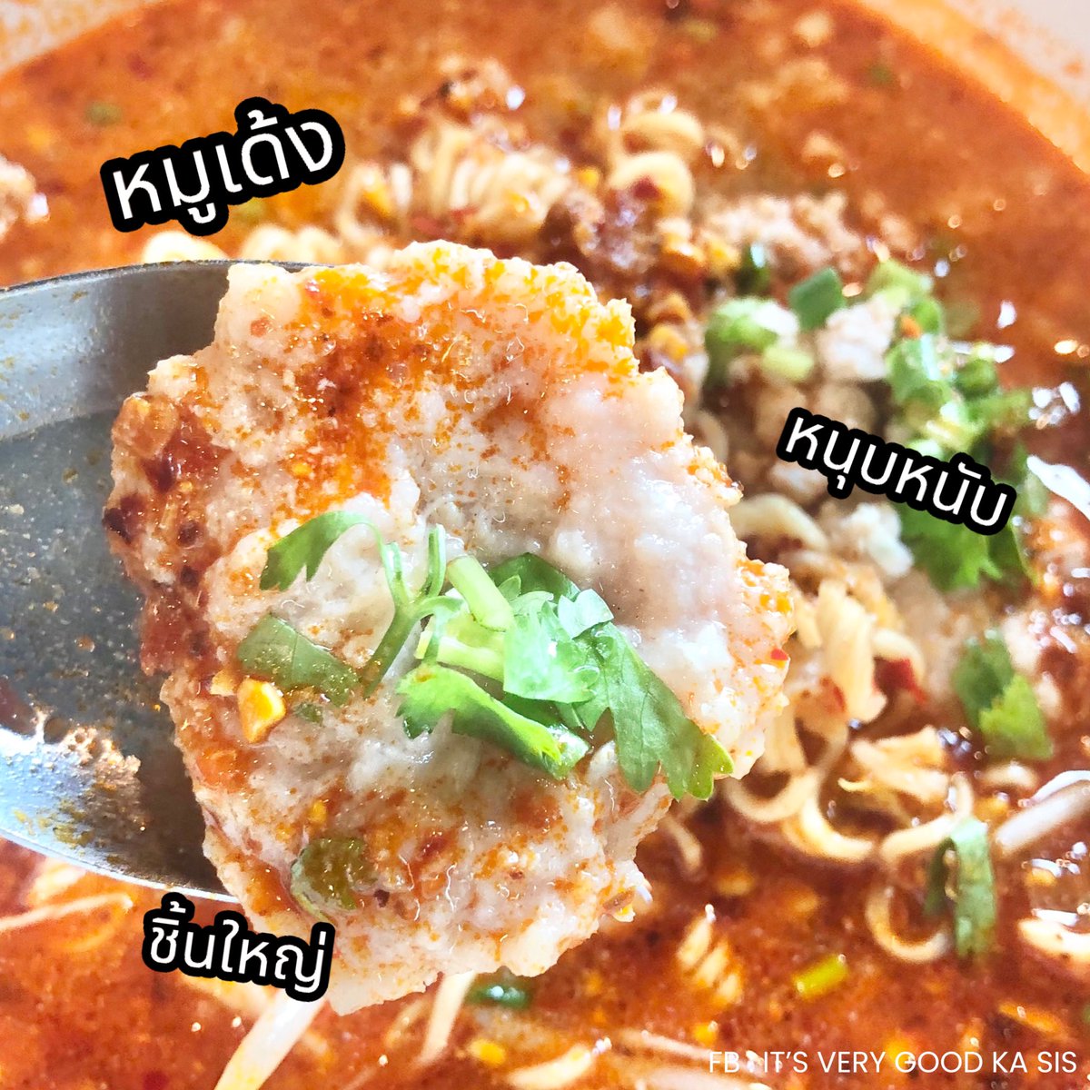itverygoodkasis's tweet photo. 🔥 ก๋วยเตี๋ยวหมูต้มยำน้ำข้น ถึงใจสุดๆ
น้ำซุปต้มยำนัว เข้มข้น ถึงเครื่อง 
หมูสับดี หมูเด้งหนุบหนับ ชิ้นใหญ่ ✨
ใครสายต้มยำต้องไปลอง ! 

📍 พิกัด : ก๋วยเตี๋ยวลูกชิ้นหมูฮีโร่ วังหิน
ราคา 60 บาท

#ปักหมุดร้านอร่อย #รีวิว #อร่อยบอกต่อ #อร่อยจนต้องร้องขอชีวิต #อร่อยไปแดก https://t.co/oe9H56stIj