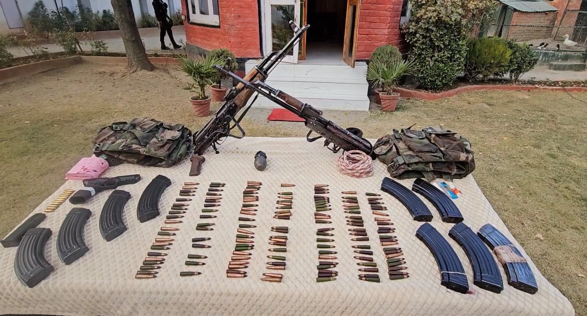 manishindiatv's tweet image. Recoveries from #Sopore Encounter, 2 Terrorists killed. Good Work @ChinarcorpsIA @KashmirPolice @crpfindia. 🇮🇳