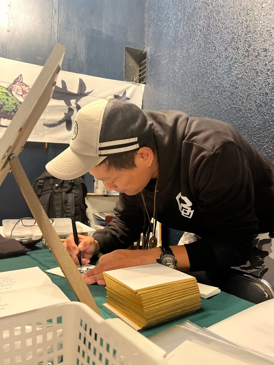 team_hanaji's tweet photo. 📮宣伝部便り📮

本日、楽書きDESIGNER 聰助さんとのコラボイベント一日目が終了致しました！

宣伝部…
聰助さんが直に書かれる文字力の強さに釘付けでした…。
素敵すぎます…。

#天どりょ https://t.co/ashIFW0Vsi