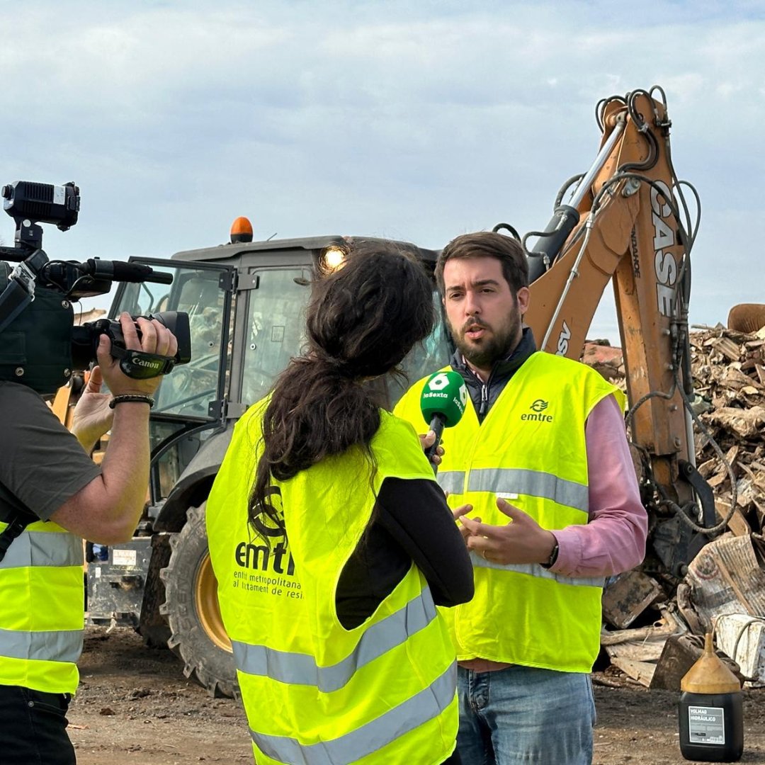 Emtre_AMV's tweet photo. 🔴 Informando en directo para @sextaNoticias, @telecincoes, @Levante_TV y los principales medios del país sobre el operativo de la #EMTRE para los municipios afectados por la #DANA en #Valencia. El operativo de gestión de residuos más importante de la historia de España 🌍 https://t.co/B3HE00tuDi