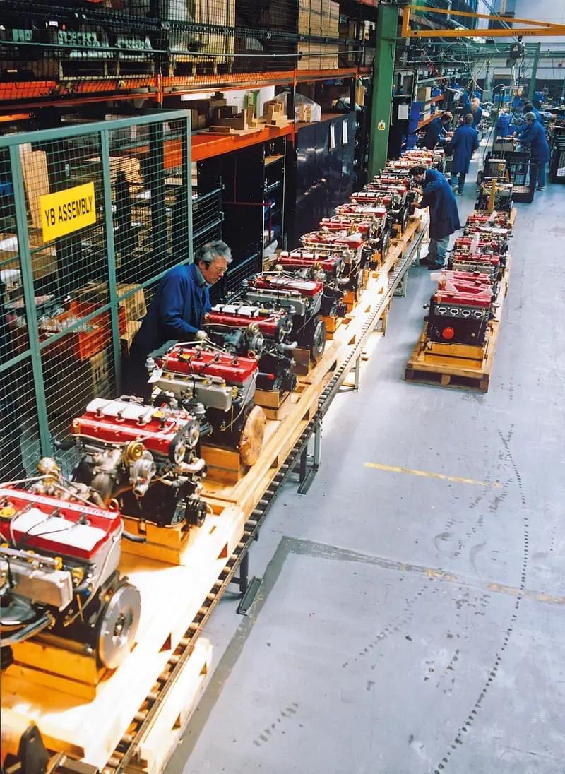 grantepidemik's tweet image. YB Assembly Line  , Bonkers thinking ,  Build 500 units fit them to the last 500 cars , Ford send them to Tickford to Fit YBD's and they send them back .... Ok Then !! lol.
#fordcosworth #cosworthengines #enginebuilding