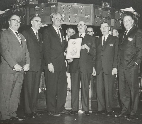 Exec_report's tweet image. #ExecutiveProfile Sherwin-Williams Market Cap: $96.71B

Founded in 1866 by Henry A. Sherwin and Edward P. Williams in Cleveland, OH.

In 1964 the company was listed on the NYSE as $SHW 

Today SW has been in business for 150 years with 60,000 employees in 120 countries.