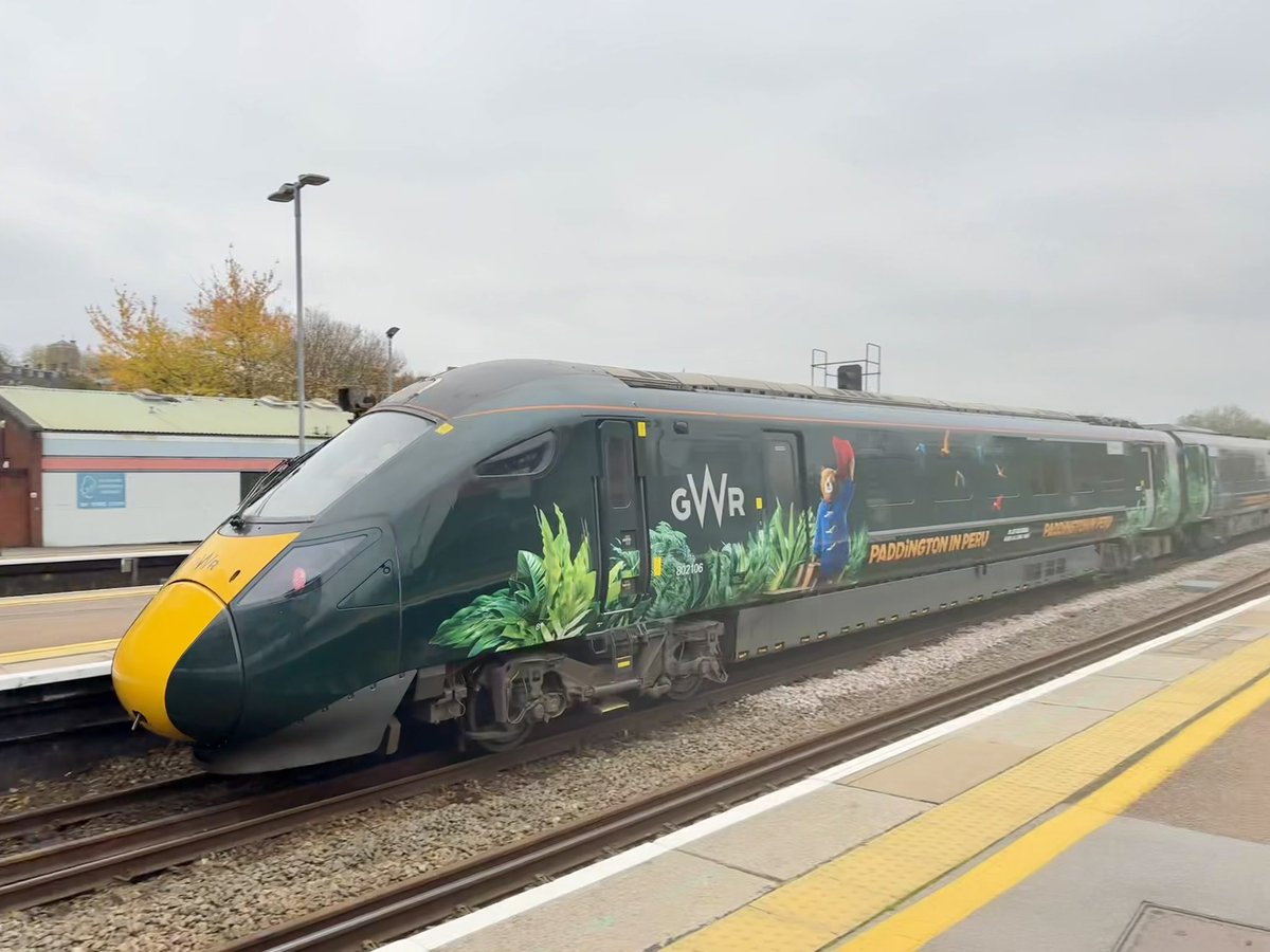 shellienic's tweet image. Whilst waiting for my train at Exeter, @GWRHelp’s #PaddingtonInPeru liveried #IET #Class802 made a fleeting visit on its way to Paignton. Rather smart I think. #Trains #Railways
