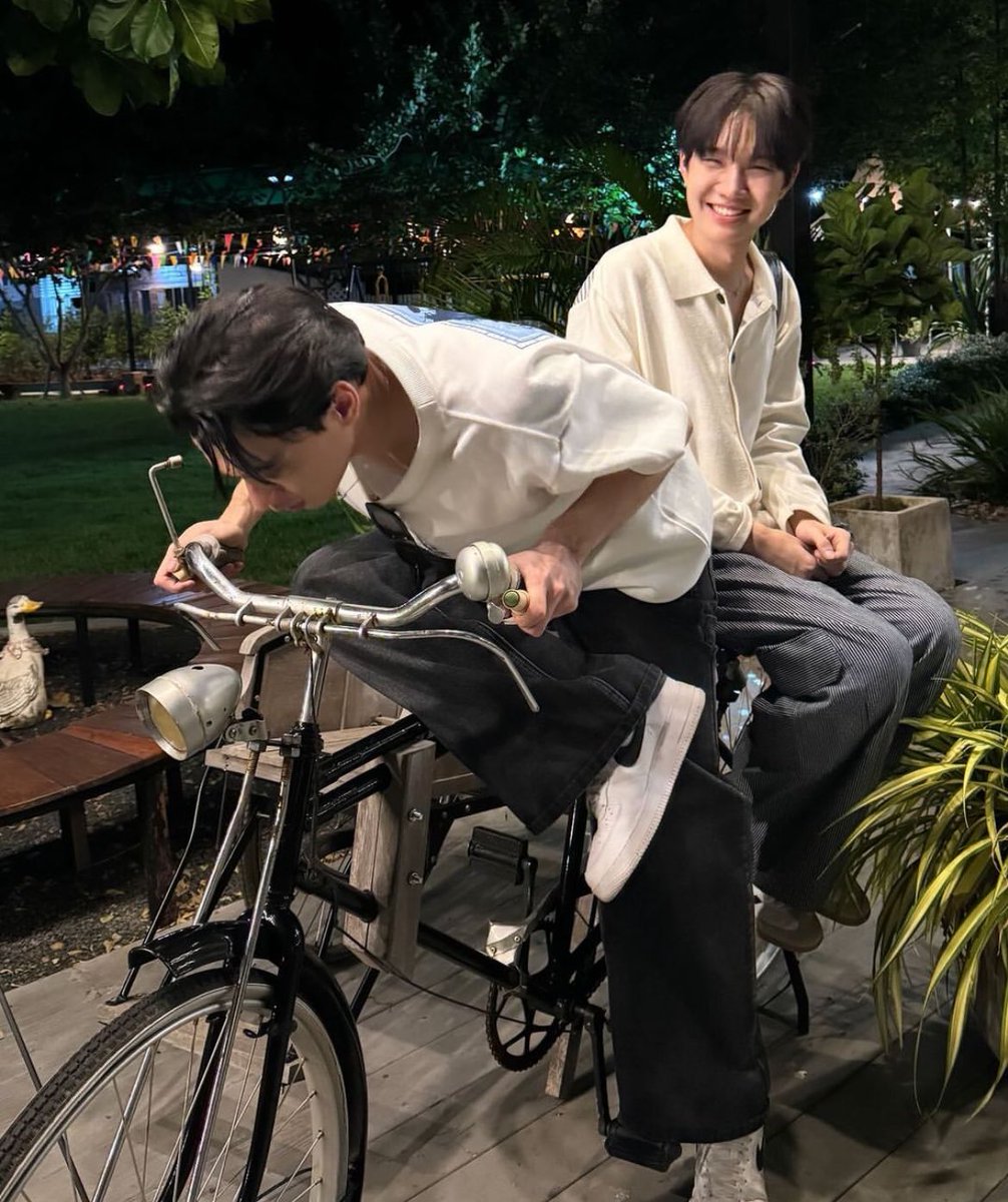 ขับรถใน mv.                                   ขับรถในชีวิตจริง

พี่ไม่มีสปอร์ตให้เธอนั่ง มีแต่จักรยานพังๆกับใจดวงเดิมแล้วเธอจะรับได้ไหม😔👌🏻

#KengNamping ; #เก่งน้ำปิง