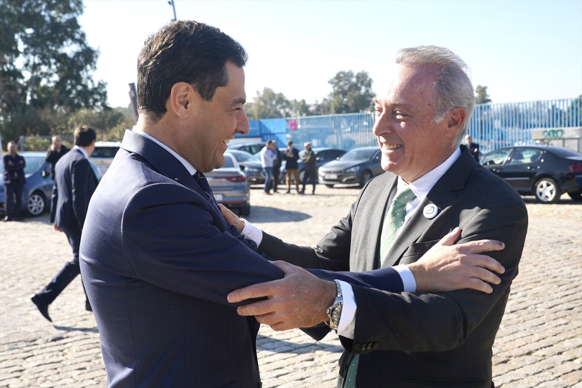 FonsiLoaiza's tweet photo. El ultraderechista José Manuel Soto y su amigo Juanma Moreno del PP no se atreven a comparecer en el Parlamento andaluz para explicar su chiringuito financiado con dinero público de los andaluces. Me quiere llevar a los juzgados por denunciar las paguitas de su fundación fantasma https://t.co/gg3AdrDCIl
