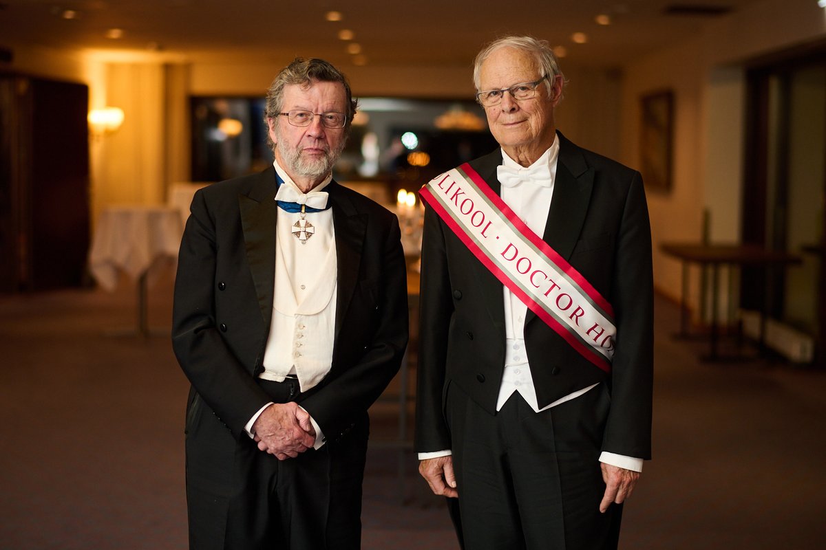 Alf-Erik Lerviks och Christian Junnelius är nya jubeldoktorer vid Hanken. ⭐️⭐️

Jubeldoktorerna disputerade för 50 år sedan och delar här med sig av sina minnen från den tiden. Läs mer 👉hanken.fi/sv/news/alf-er…