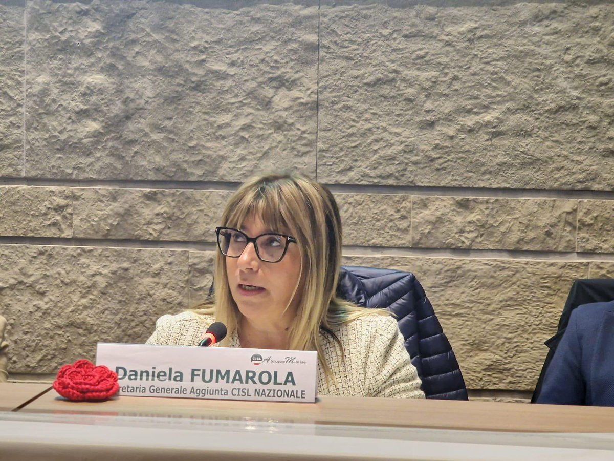 CislNazionale's tweet photo. #DanielaFumarola a Cisl Abruzzo-Molise: “La discriminazione si esprime anche nelle incertezze e nei mille ostacoli di vite lavorarive zavorrate da carichi familiari, da part-time involontari e dal conseguente divario salariale che penalizzano le donne. Per questo spetta anche al sindacato fronteggiare e denunciare tutto questo, continuando e rafforzando la sua opera quotidiana, attraverso la contrattazione nazionale ed aziendale, con la rete dei servizi sui territori, per un cambiamento sociale e culturale che metta al centro la tutela della persona, a partire dai luoghi di lavoro”.