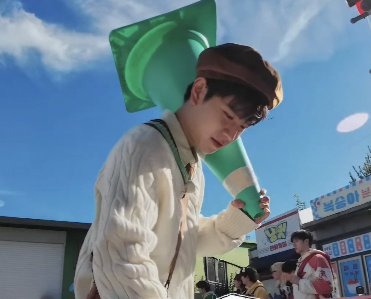 A_Sungflower143's tweet photo. Anyone else notice the first thing Seungmin did was adopt a random cone? I love our curious silly puppyπΆπ #Seungmin #SKZCODE_EP61 #StrayKids #skz https://t.co/sf4NyODhfv