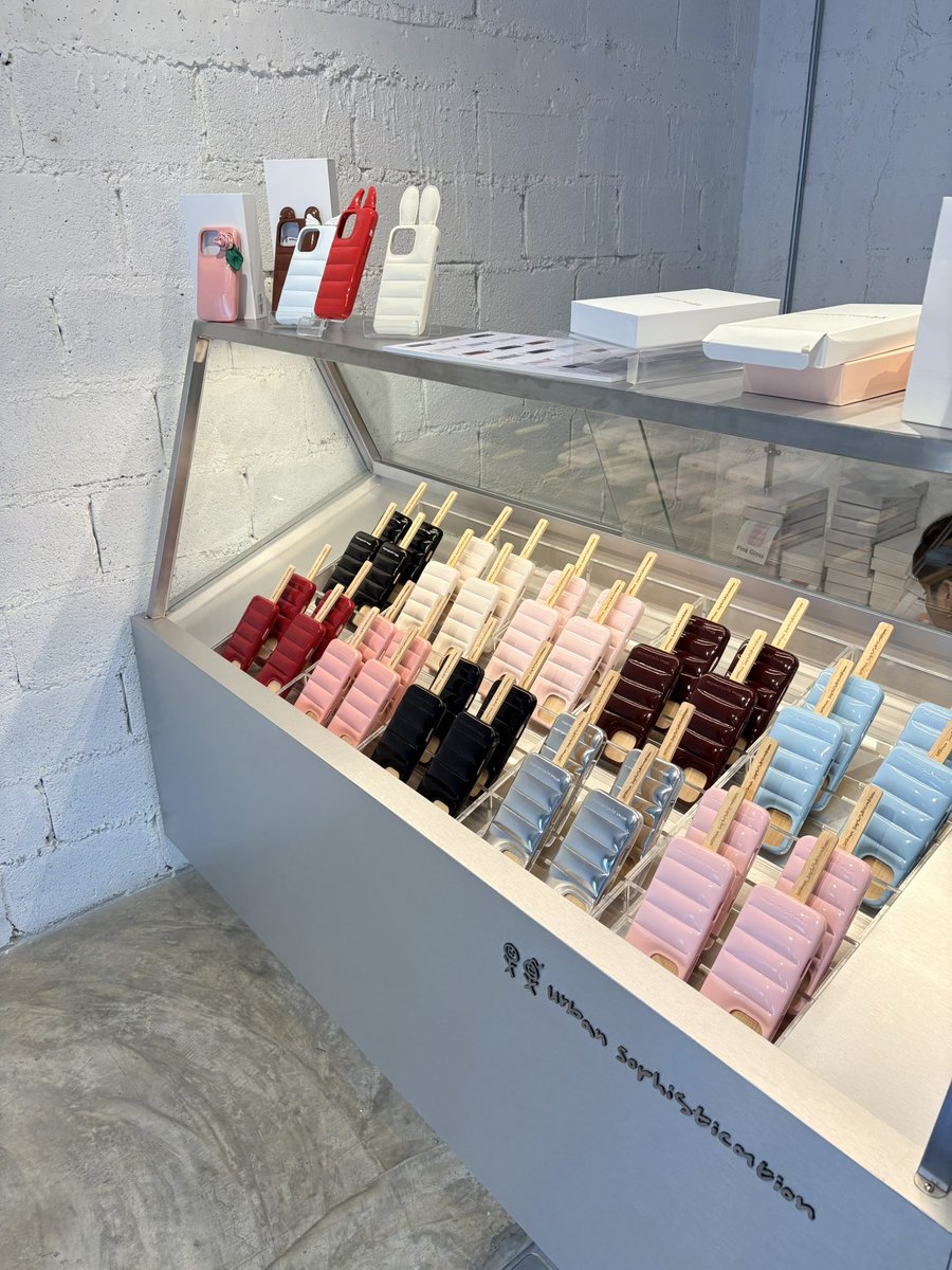 ddeears's tweet photo. เย่ วันนี้ได้ไป Popup Store ที่แรกในไทย รอบสื่อ ของแบรนด์โปรด #urbansophistication 🎀 รสฟินมากก

เราชอบเคสแบรนด์นี้มาหลายปีมาก ใช้ทุกรุ่น fulfill ใจสุบๆ ทำน่ารักมากๆ แถมมีส่วนลด 10% ด้วย ✨ งานอยู่ที่โครงการ Somewhere ถ.ประดิพัท น้า มีตั้งแต่ 9-30 พ.ย. เลย แวะไปกันนะ #usthailand https://t.co/jyV1CrZz6T