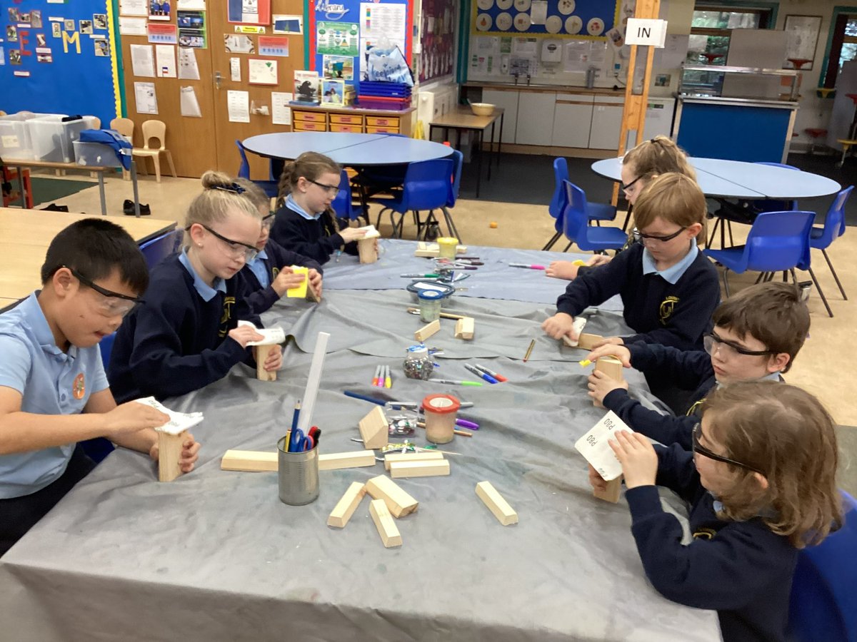 P3/2 and P2/1 collaborated together using their creativity skills to create name signs for their desk during woodworking. 🛠️🪚